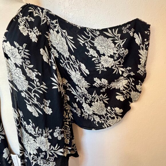 Share Amuse Society Kimono style open robe SZ M-L Black and white floral Soft Ra - Picture 3 of 6